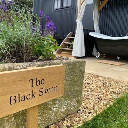 The Black Swan Shepherd Hut Ketton Экстерьер фото