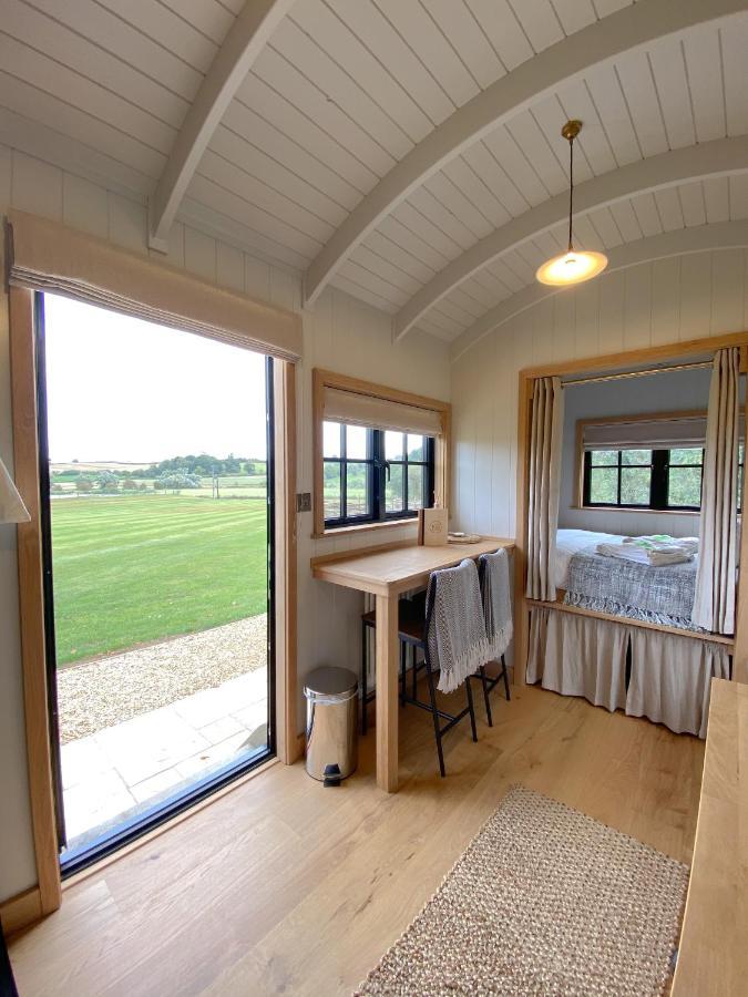 The Black Swan Shepherd Hut Ketton Экстерьер фото