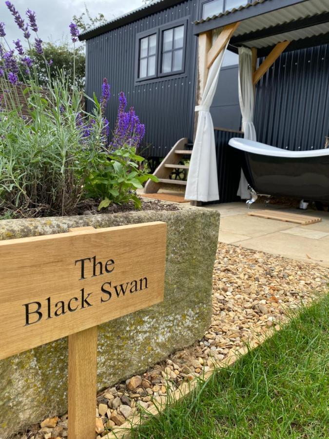 The Black Swan Shepherd Hut Ketton Экстерьер фото